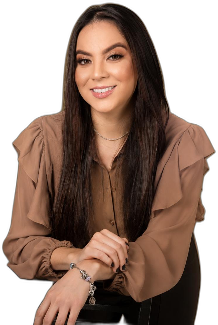 Dra. Giovana Jander, psiquiatra, sorrindo com os braços cruzados.